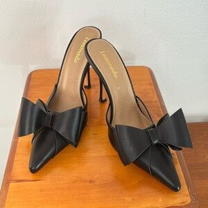 Bow heels